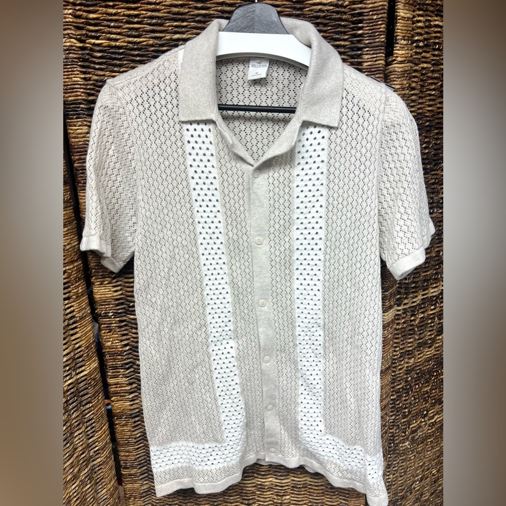 Hollister Cream Knit Top- Mens size: Medium‎